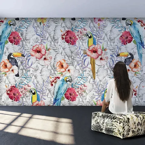 Carta da parati vinilica con fiori, pappagalli e tucani Rio Grande di Instabilelab
