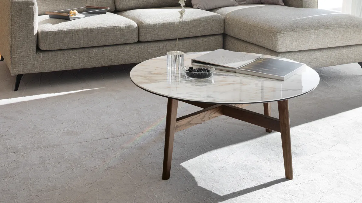 Tavolino rotondo in ceramica effetto Marmo Bianco con gambe in legno massello Abrey di Calligaris