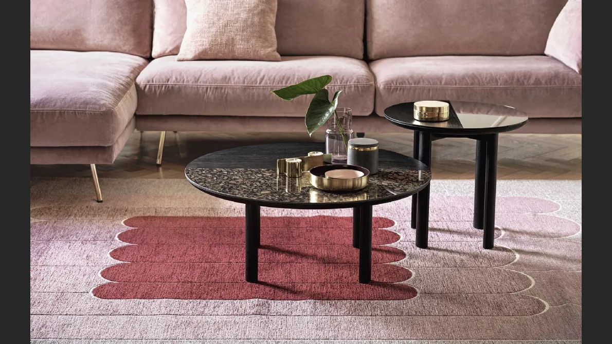 Tavolino rotondo con struttura in legno di frassino laccato, ii top è realizzato in due diversi materiali abbinati Bam di Calligaris