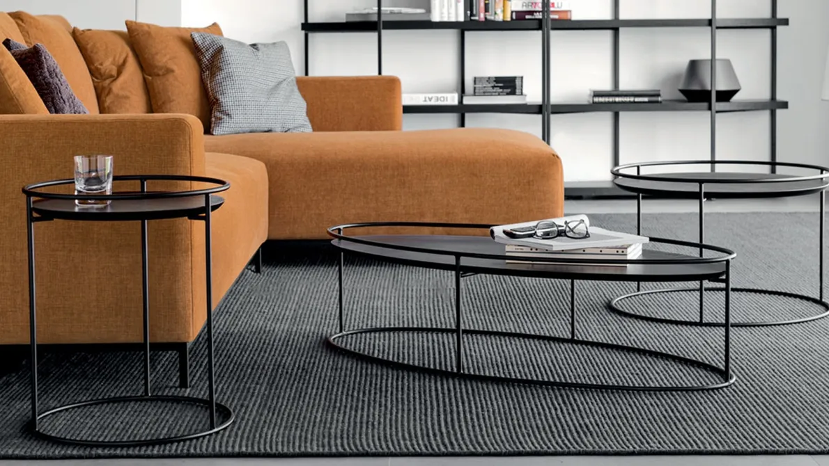 Tavolino in legno e metallo proposto in 2 forme e 3 altezze Atollo di Calligaris