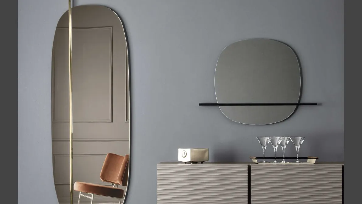 Specchio realizzato con elemento decorativo in metallo Vanity di Calligaris