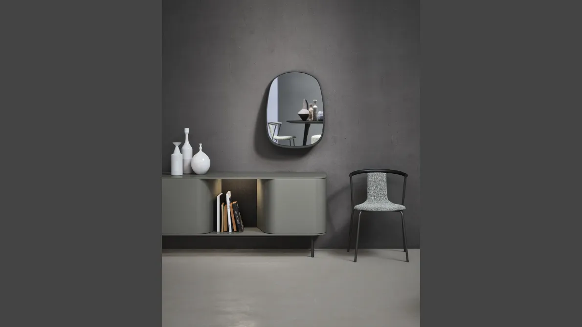 Specchio Flow con cornice in cuoio di Novamobili