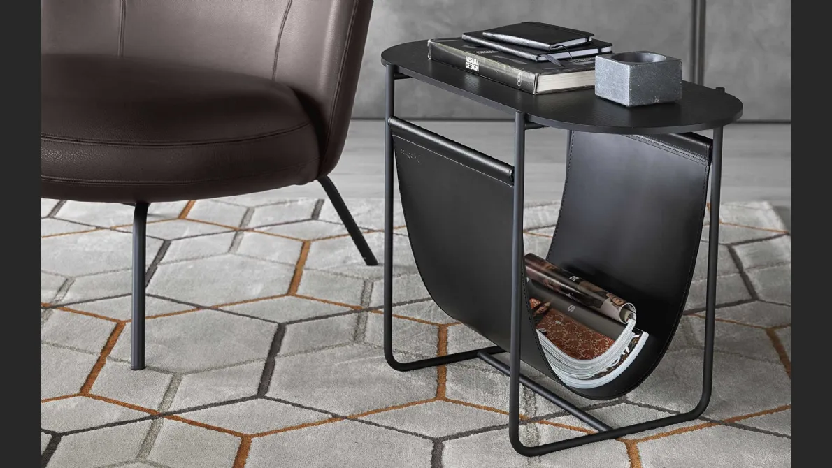 Tavolino portariviste con top in legno e struttura in metallo con sacca portariviste in cuoio Magazine di Calligaris