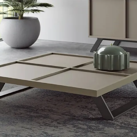 Tavolino in legno laccato con base in metallo Otis di Doimo Salotti