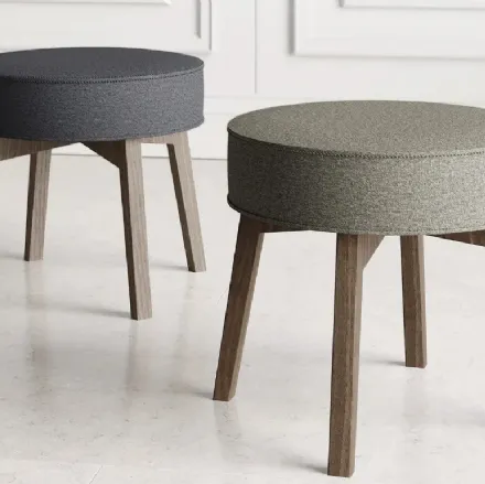 Pouf in tessuto con gambe in legno Rik di Doimo Salotti