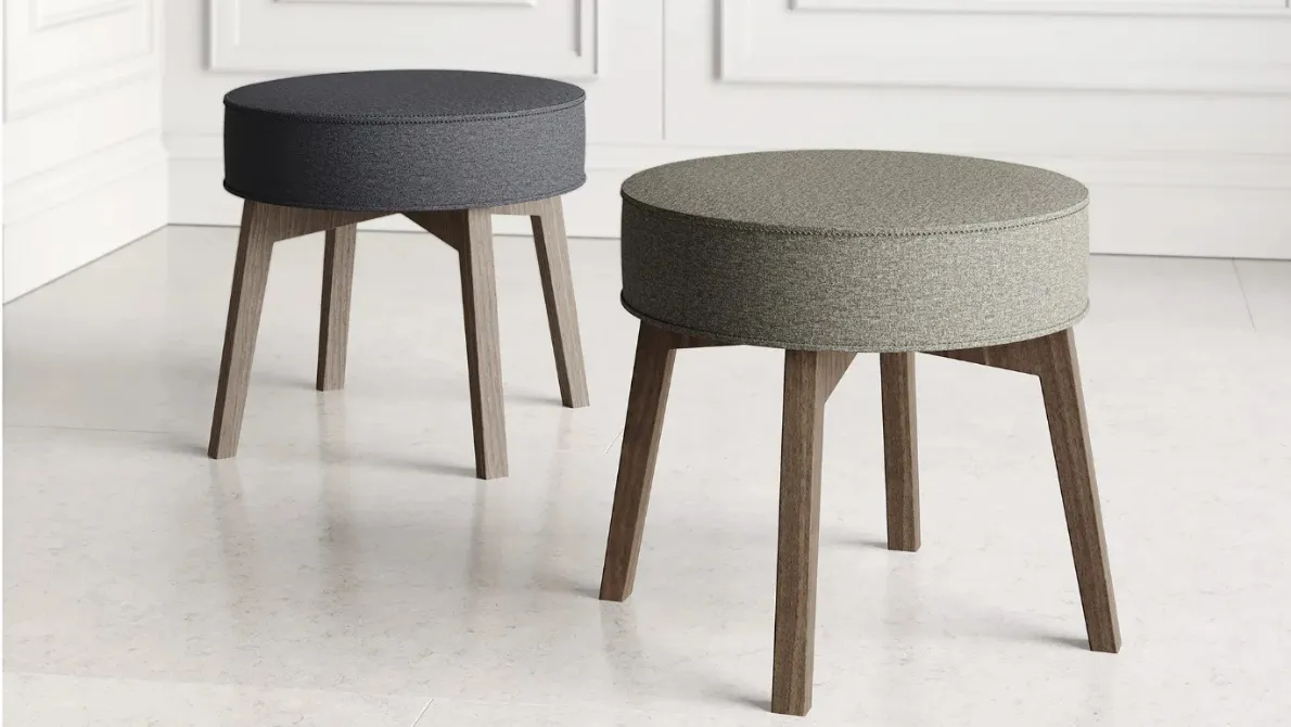 Pouf in tessuto con gambe in legno Rik di Doimo Salotti