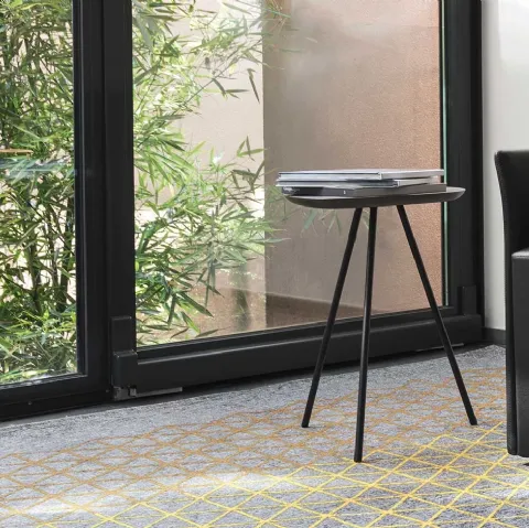 Tavolino sagomato con top in legno e gambe in metallo Tweet 01 di Calligaris