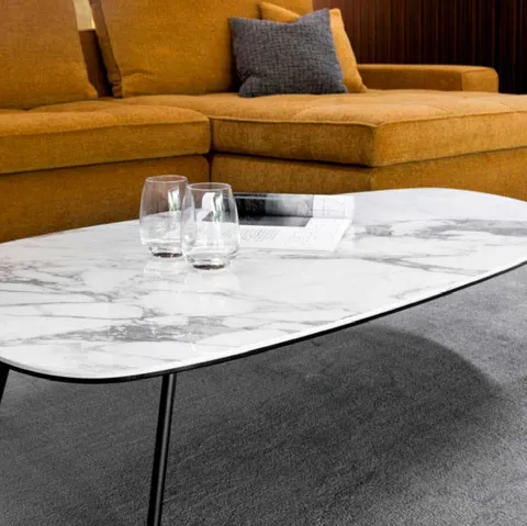 Tavolino sagomato con piano in ceramica effetto marmo Tweet 02 di Calligaris