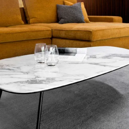 Tavolino sagomato con piano in ceramica effetto marmo Tweet 02 di Calligaris