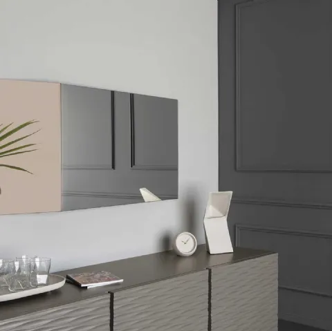 Specchio sagomato realizzato con due inclinazioni diverse Viewpoints di Calligaris
