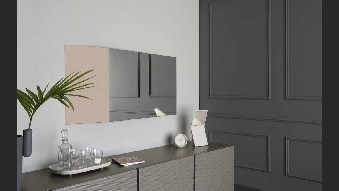 Specchio sagomato realizzato con due inclinazioni diverse Viewpoints di Calligaris