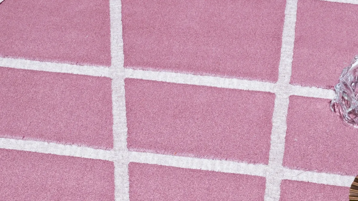 Tappeto rotondo rosa con linee bianche Vivienne di Besana Moquette