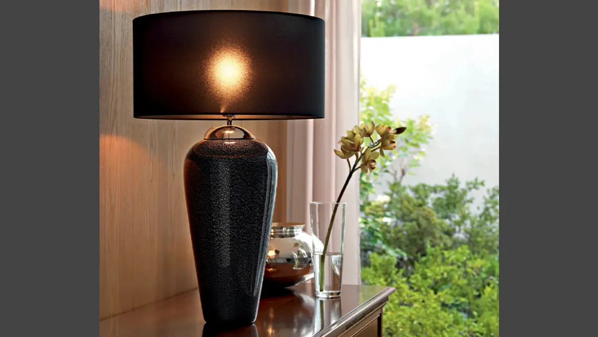 Lampada da tavolo Diva Noir con vaso in vetro nero e paralume in tessuto di Le Fablier