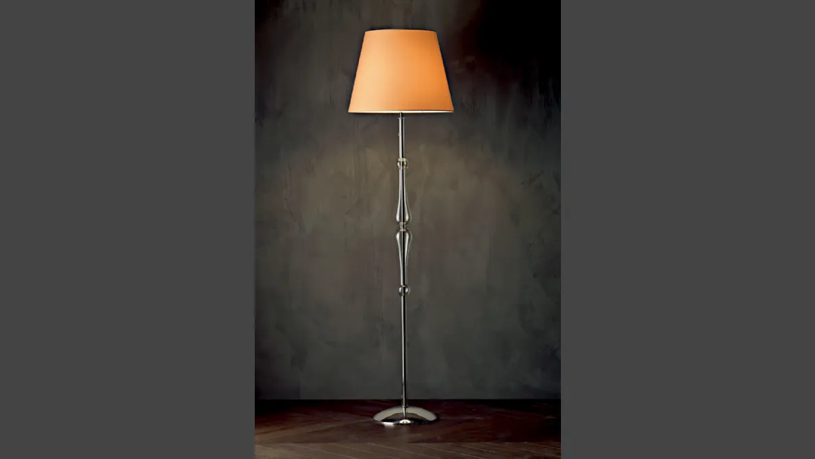 Lampada da terra Miss con struttura cromata,  stelo sagomato in pirex trasparente e paralume in tessuto di Le Fablier