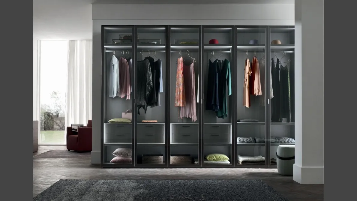 Armadio Glax struttura in Rovere Thea con telaio anta Champagne spazzolato e vetro fumè di Maronese Acf