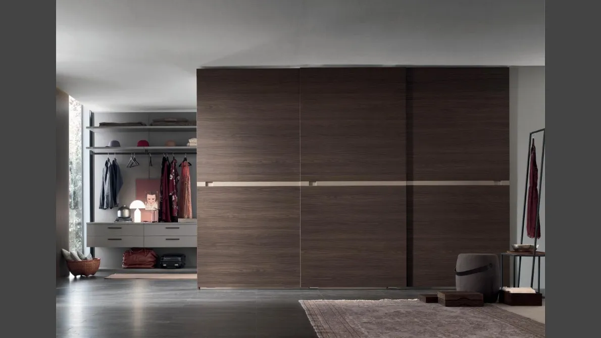 Armadio Tag in Rovere Thea con inserto in laccato nichel opaco di Maronese Acf
