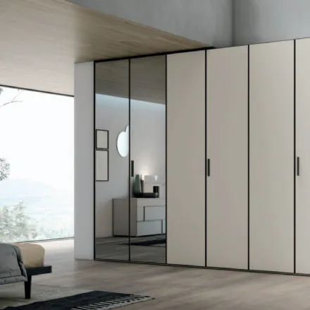 Armadio Vetro Specchio con struttura laccato opaco madreperla e battenti in vetro satinato madreperla e grigio di Tomasella