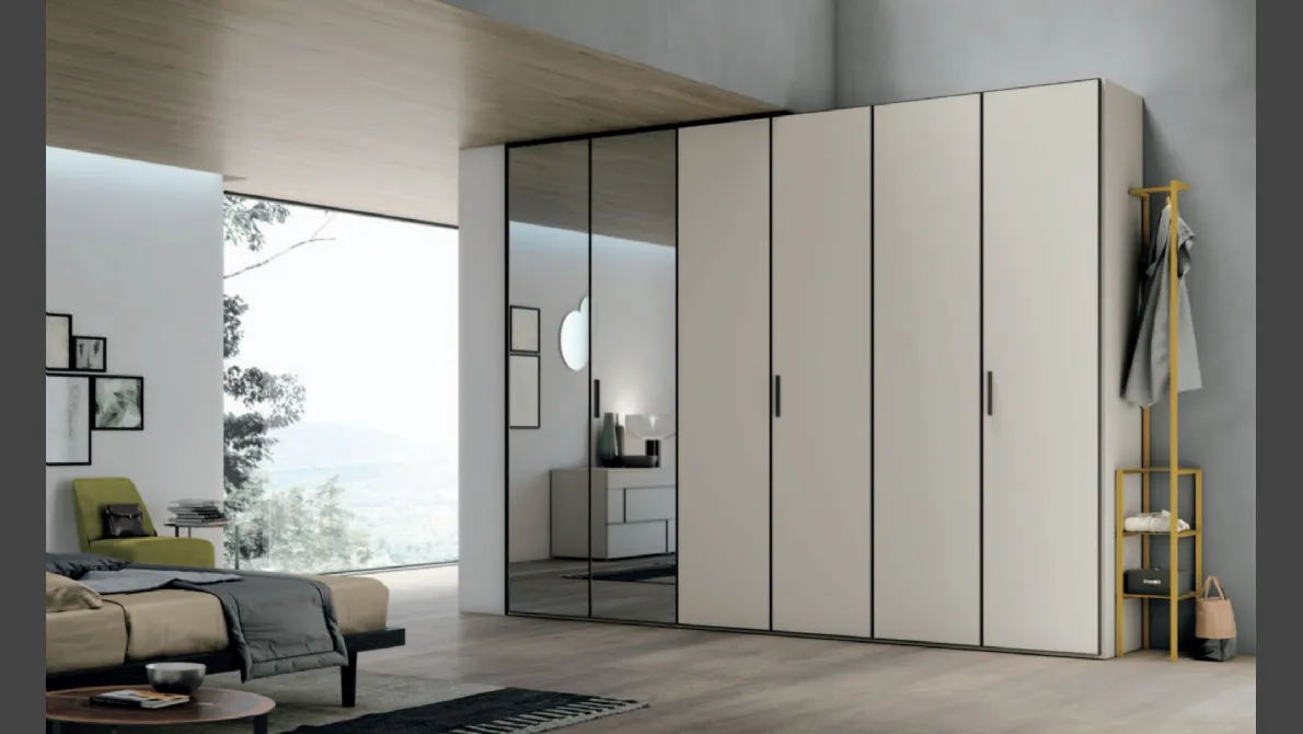 Armadio Vetro Specchio con struttura laccato opaco madreperla e battenti in vetro satinato madreperla e grigio di Tomasella