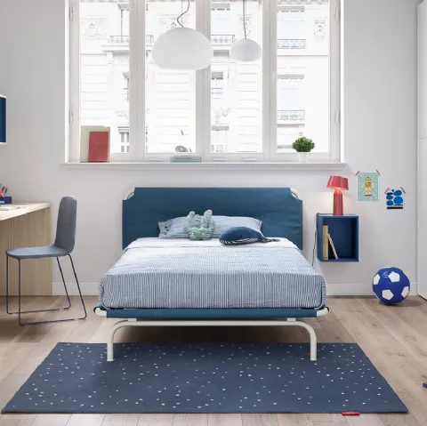 Cameretta componibile con letto ad una piazza e mezza e pensili sospesi Kids space 05 di Nidi