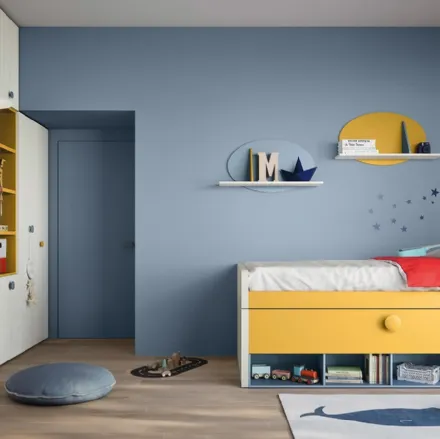 Cameretta con doppio letto, armadio a muro e pensili a parete Kids space 08 di Nidi