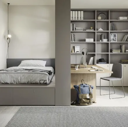 Cameretta con letto su cassettone e ampia libreria Next space 02 di Nidi