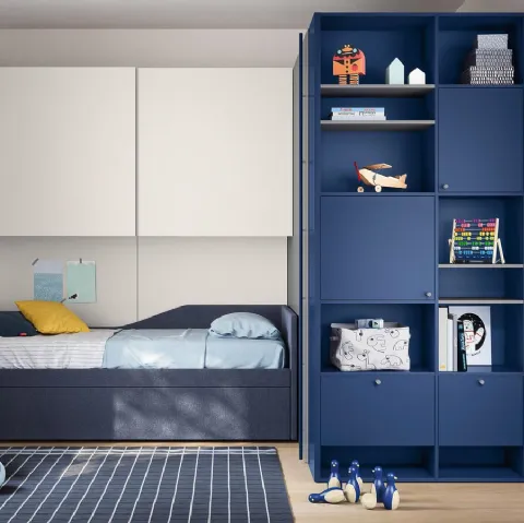 Cameretta con armadio a tutta parete con zone a giorno Kids space 25 di Nidi