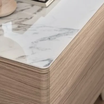 Comodino in legno con piano in ceramica effetto marmo Boston di Calligaris