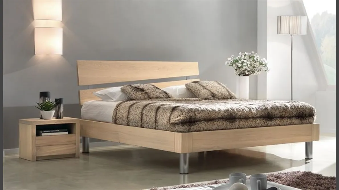 Letto con testiera in rovere naturale con piedi cilindrici in acciaio satinato Dreams TL03 di Conarte