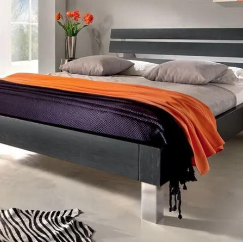 Letto con testiera in legno massello laccato nero e piedi in metallo satinato Dreams TL04 di Conarte