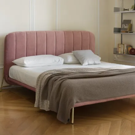 Letto imbottito in microfibra con testiera dalle cuciture verticali Le Marais di Calligaris