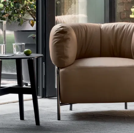Poltroncina in pelle con piedini in metallo Quadrotta di Calligaris