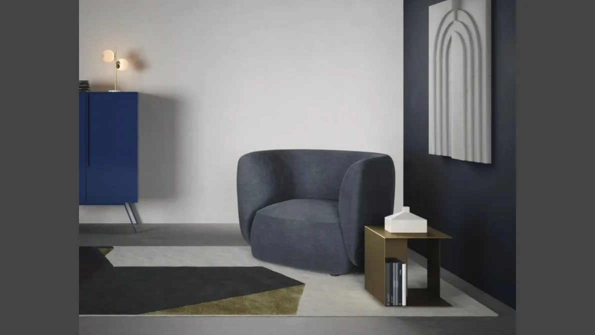 Poltroncina Blossom in tessuto imbottito dalle linee curve di Novamobili
