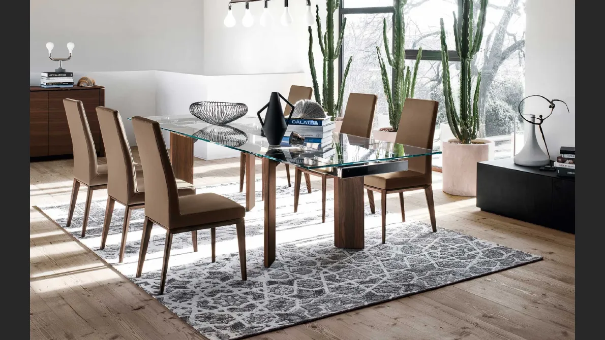 Sedia in pelle con schienale alto e struttura in legno massello Bess di Calligaris