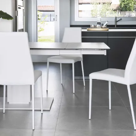 Sedia con schienale alto, imbottita con gambe in metallo Aida di Calligaris