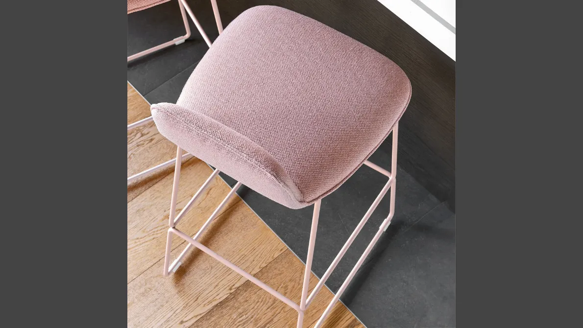 Sgabello in tessuto imbottito Riley Soft di Connubia
