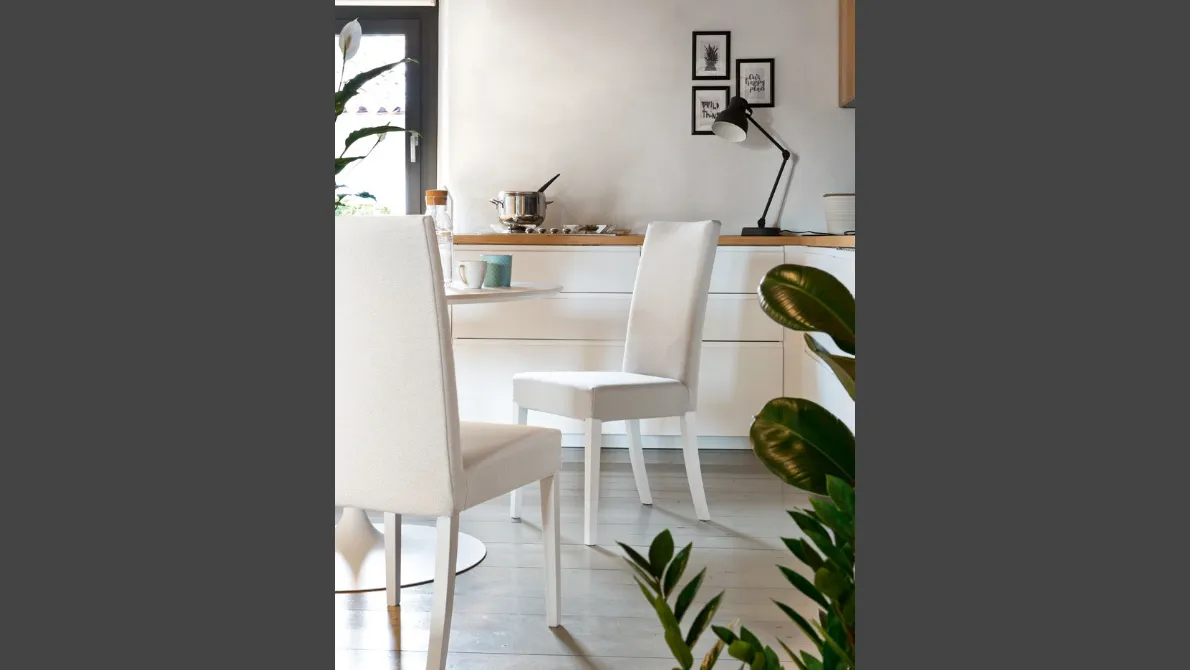 Sedia in ecopelle con struttura in faggio laccato bianco Copenaghen di Connubia