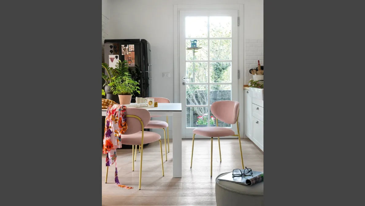 Sedia in tessuto imbottito con struttura in metallo ottone verniciato Cozy di Connubia