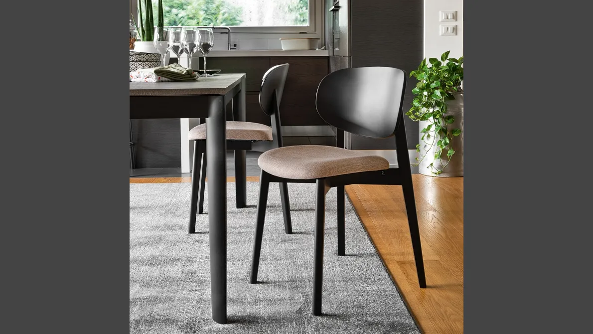 Sedia in legno dal design classico con seduta imbottita Eide di Connubia