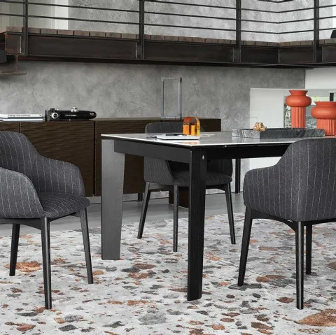 Sedia Elle in tessuto con gambe in legno massello di Calligaris