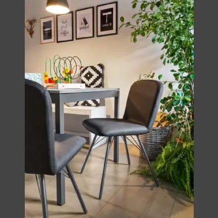 Sedia in ecopelle imbottita con struttura in metallo grigio opaco Emma di Connubia
