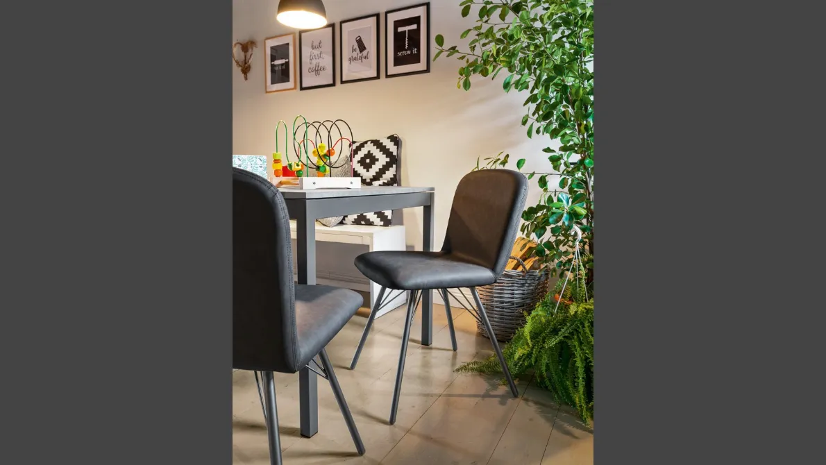 Sedia in ecopelle imbottita con struttura in metallo grigio opaco Emma di Connubia