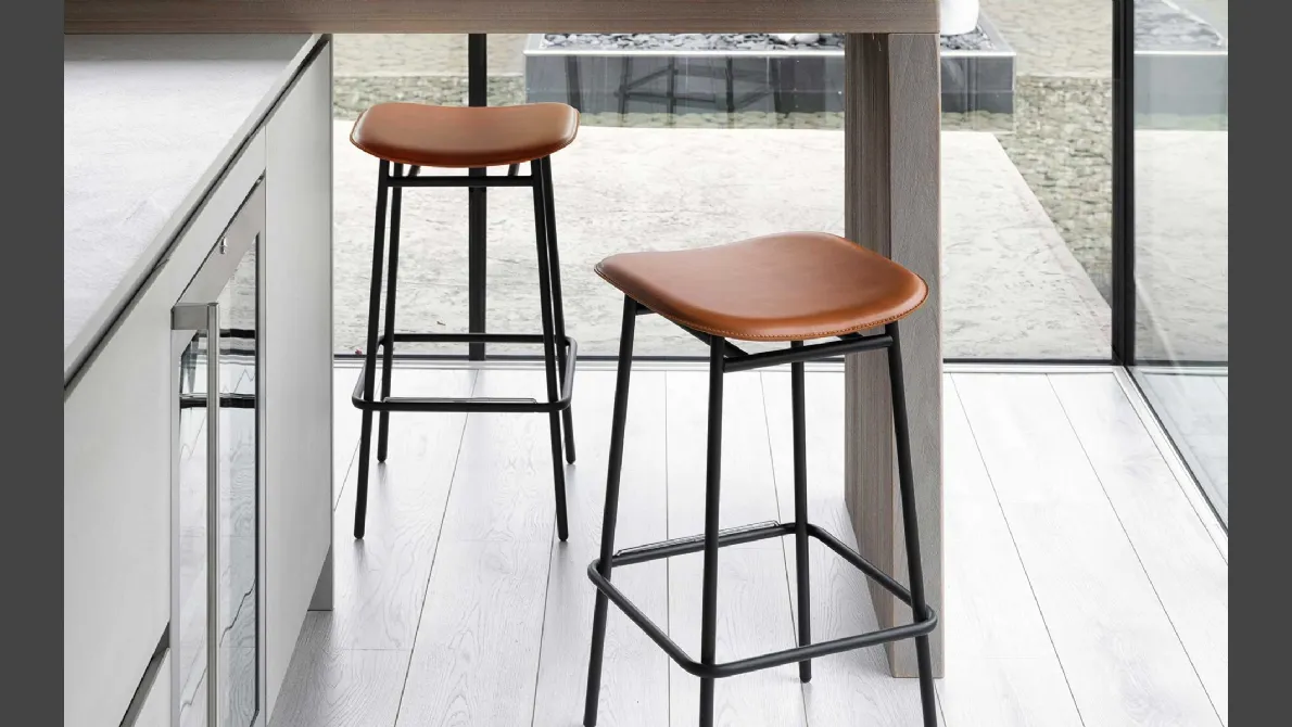 Sgabello Fifties con seduta in cuoio e base in metallo di Calligaris
