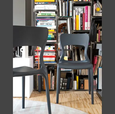 Sedia di design in polipropilene grigio opaco Helios di Connubia