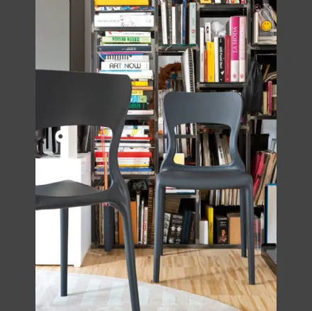 Sedia di design in polipropilene grigio opaco Helios di Connubia