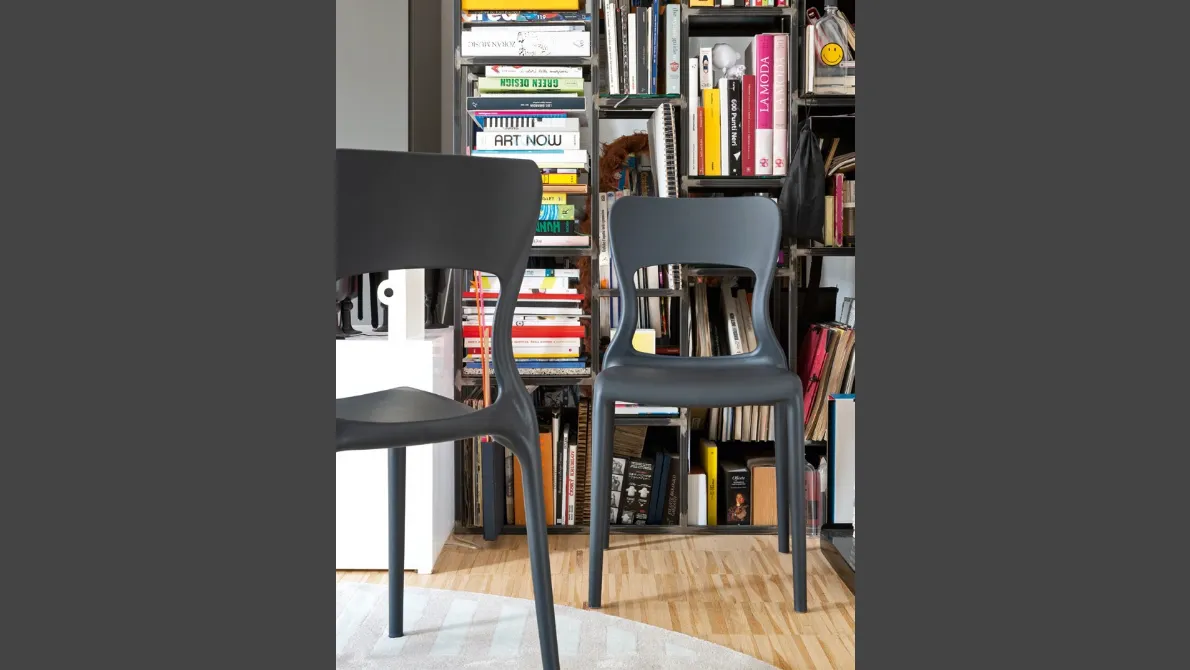Sedia di design in polipropilene grigio opaco Helios di Connubia