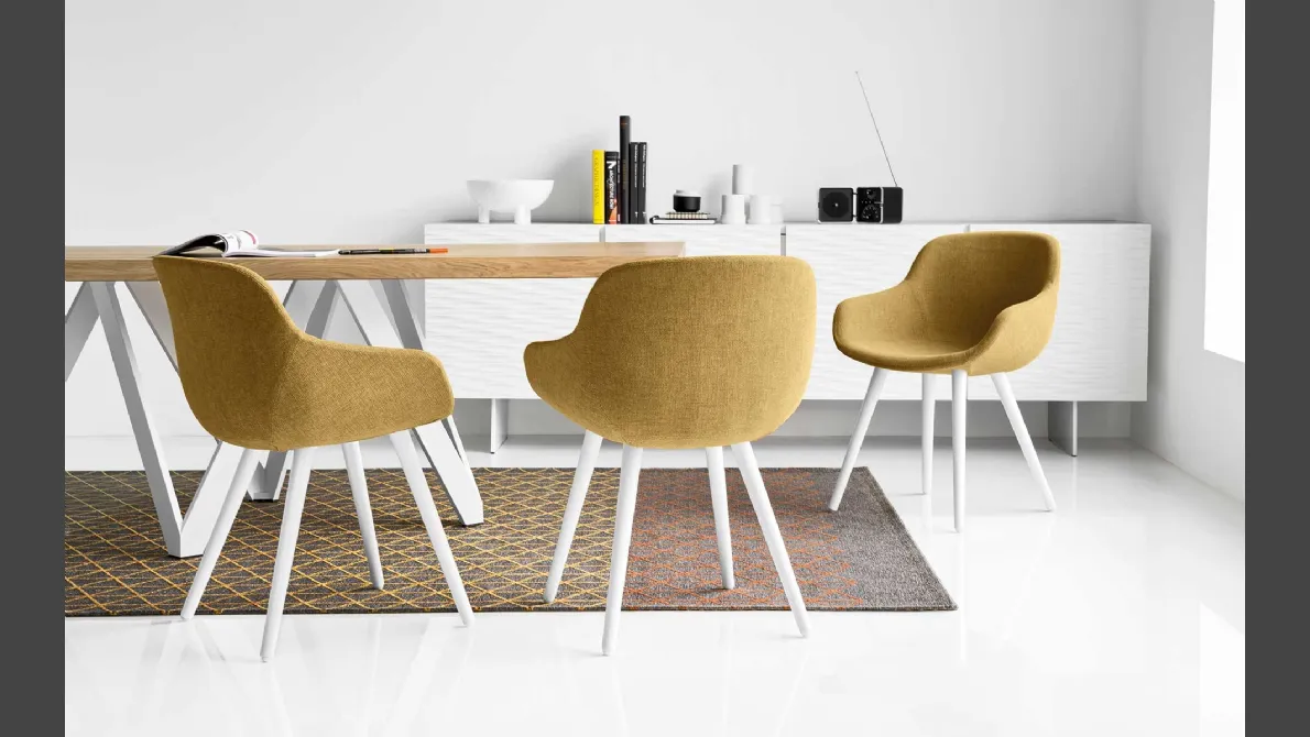 Sedia in tessuto con braccioli Igloo di Calligaris