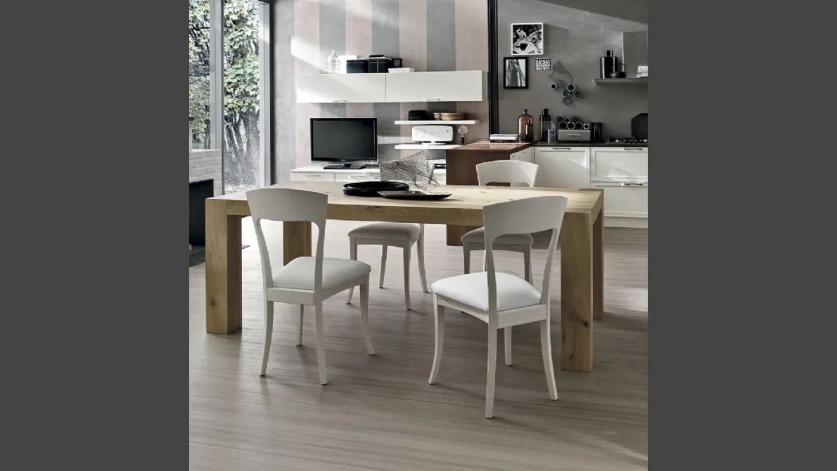 Sedia Magnolia in legno laccato con seduta imbottita di Le Fablier
