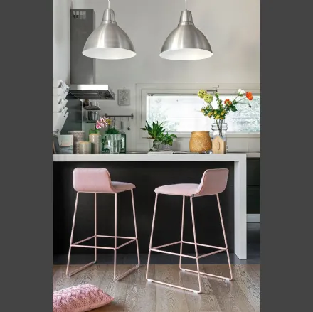 Sgabello in tessuto con struttura in metallo Riley soft di Connubia