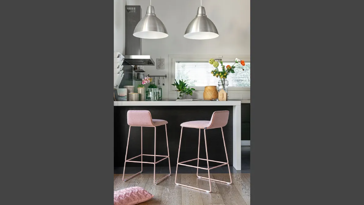 Sgabello in tessuto con struttura in metallo Riley soft di Connubia