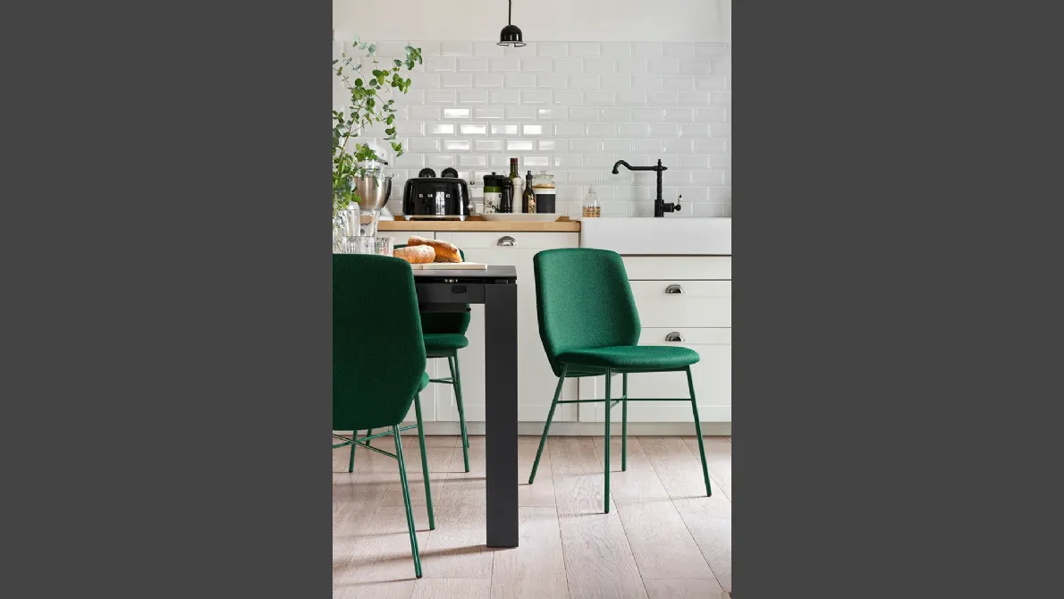 Sedia in tessuto con gambe in metallo Sibilla soft di Connubia